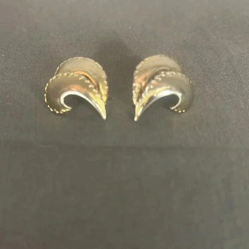 Vintage  Coro sliver trimmed in gold 1940’s Screw back earrings - Picture 4 of 4